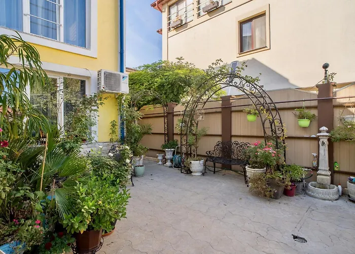 Διαμέρισμα Luxurious With Huge Garden, Terrace & Outdoor Space Βουκουρέστι