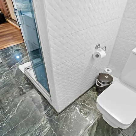 Luxurious With Huge Garden, Terrace & Outdoor Space * Bukarest