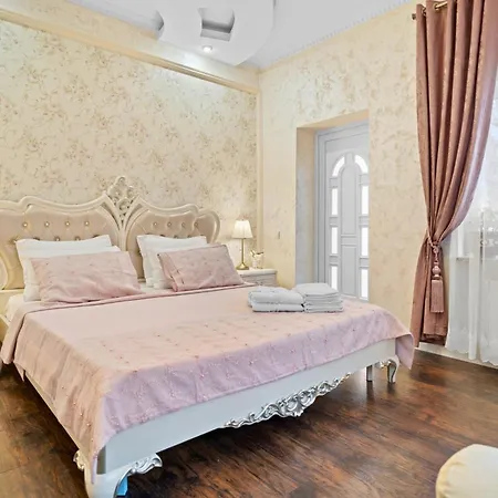 Luxurious With Huge Garden, Terrace & Outdoor Space Apartmán *