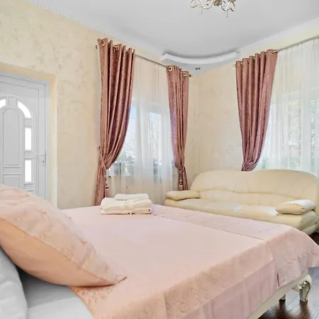 Apartment Luxurious With Huge Garden, Terrace & Outdoor Space Bukarest