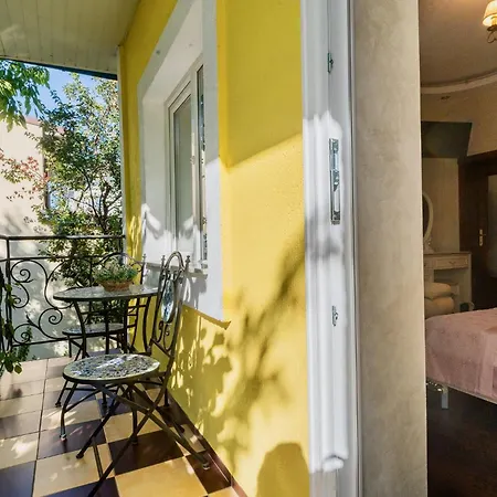 Luxurious With Huge Garden, Terrace & Outdoor Space * Bukarest