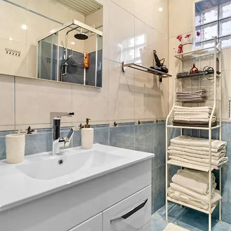 Luxurious With Huge Garden, Terrace & Outdoor Space