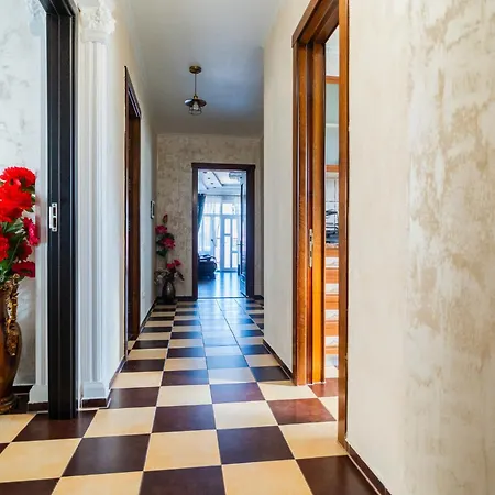 Luxurious With Huge Garden, Terrace & Outdoor Space Apartman