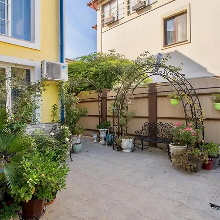Apartman Luxurious With Huge Garden, Terrace & Outdoor Space Bukarest
