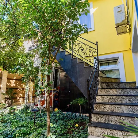 Luxurious With Lush Garden And Huge Terrace Near Herastrau Park Bucharest