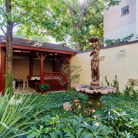 Luxurious With Huge Garden, Terrace & Outdoor Space * Bukarest