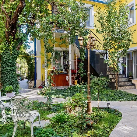 Luxurious With Huge Garden, Terrace & Outdoor Space Apartment