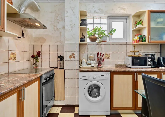 Luxurious With Huge Garden, Terrace & Outdoor Space アパート ブカレスト