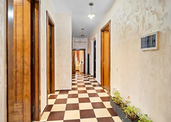 Luxurious With Huge Garden, Terrace & Outdoor Space *