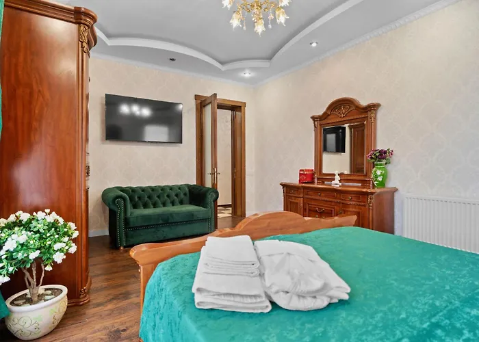 Luxurious With Huge Garden, Terrace & Outdoor Space Apartment *