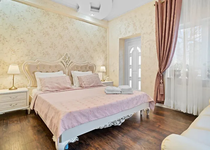 Luxurious With Huge Garden, Terrace & Outdoor Space Apartment *