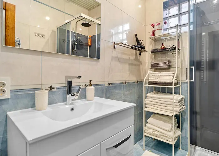 Luxurious With Huge Garden, Terrace & Outdoor Space