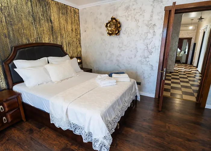 Luxurious With Huge Garden, Terrace & Outdoor Space *