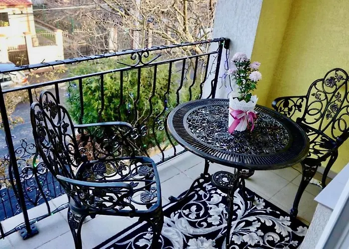 Luxurious With Huge Garden, Terrace & Outdoor Space * Bucharest