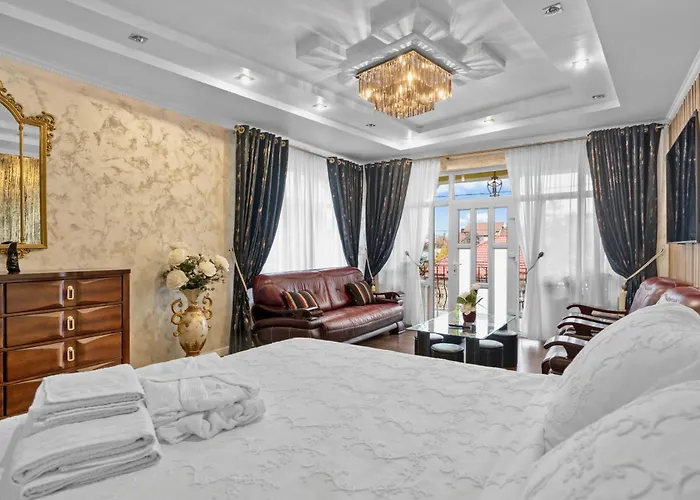 Luxurious With Huge Garden, Terrace & Outdoor Space Apartment *