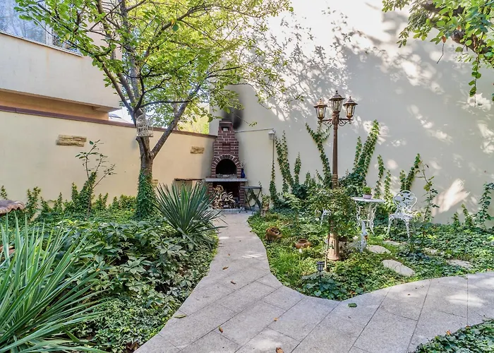 Luxurious With Huge Garden, Terrace & Outdoor Space *