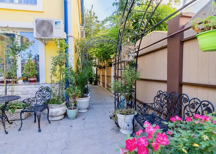 Luxurious With Huge Garden, Terrace & Outdoor Space