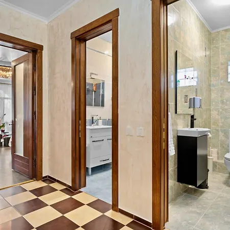 Luxurious With Huge Garden, Terrace & Outdoor Space Bucarest