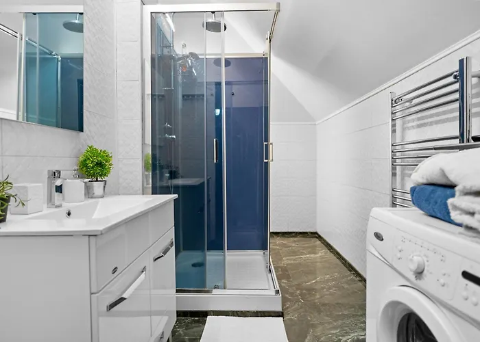 Luxurious With Huge Garden, Terrace & Outdoor Space Bukarest