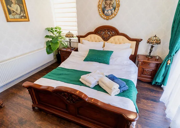 Luxurious With Huge Garden, Terrace & Outdoor Space Lejlighed Bukarest