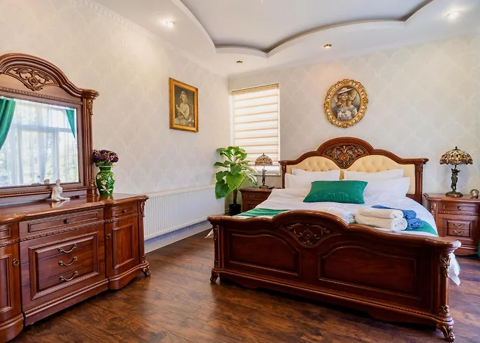 Luxurious With Huge Garden, Terrace & Outdoor Space * Bukarest