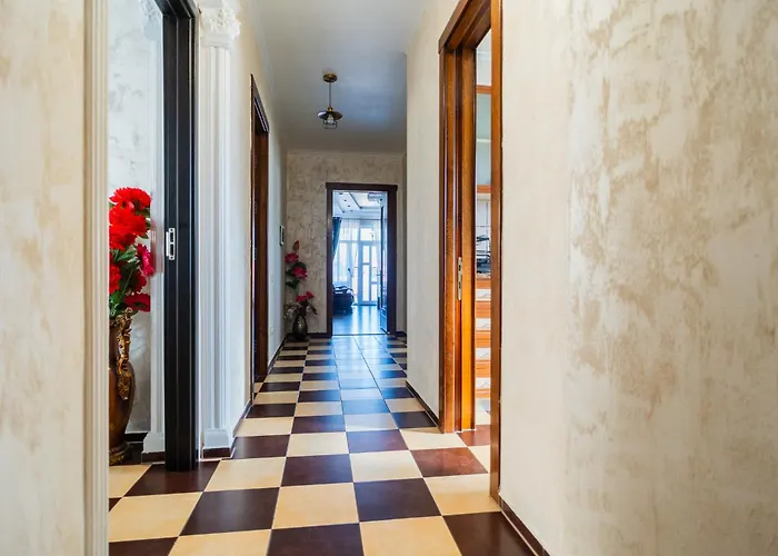 Luxurious With Huge Garden, Terrace & Outdoor Space Lejlighed