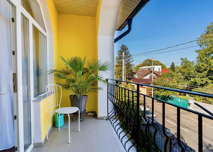 Luxurious With Huge Garden, Terrace & Outdoor Space 公寓