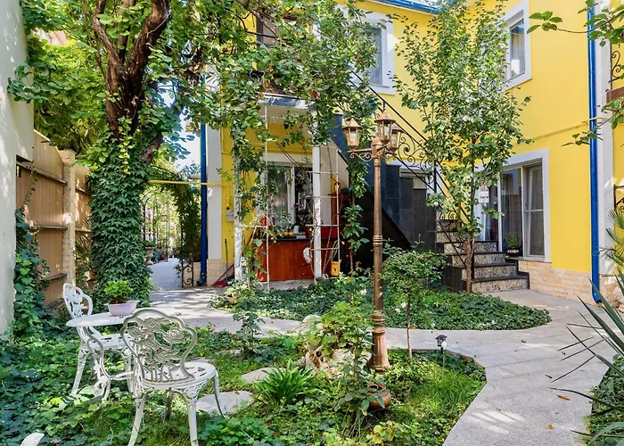 Luxurious With Huge Garden, Terrace & Outdoor Space Lejlighed