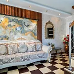 Luxurious With Huge Garden, Terrace & Outdoor Space *