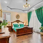 Luxurious With Huge Garden, Terrace & Outdoor Space 公寓