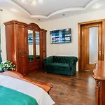 Luxurious With Huge Garden, Terrace & Outdoor Space *