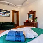 Luxurious With Huge Garden, Terrace & Outdoor Space 布加勒斯特