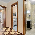 Luxurious With Huge Garden, Terrace & Outdoor Space 布加勒斯特