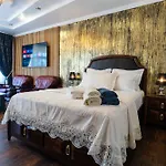 Luxurious With Huge Garden, Terrace & Outdoor Space 布加勒斯特