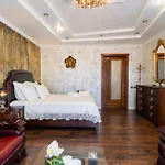 Luxurious With Huge Garden, Terrace & Outdoor Space