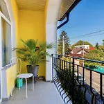 Luxurious With Huge Garden, Terrace & Outdoor Space 公寓